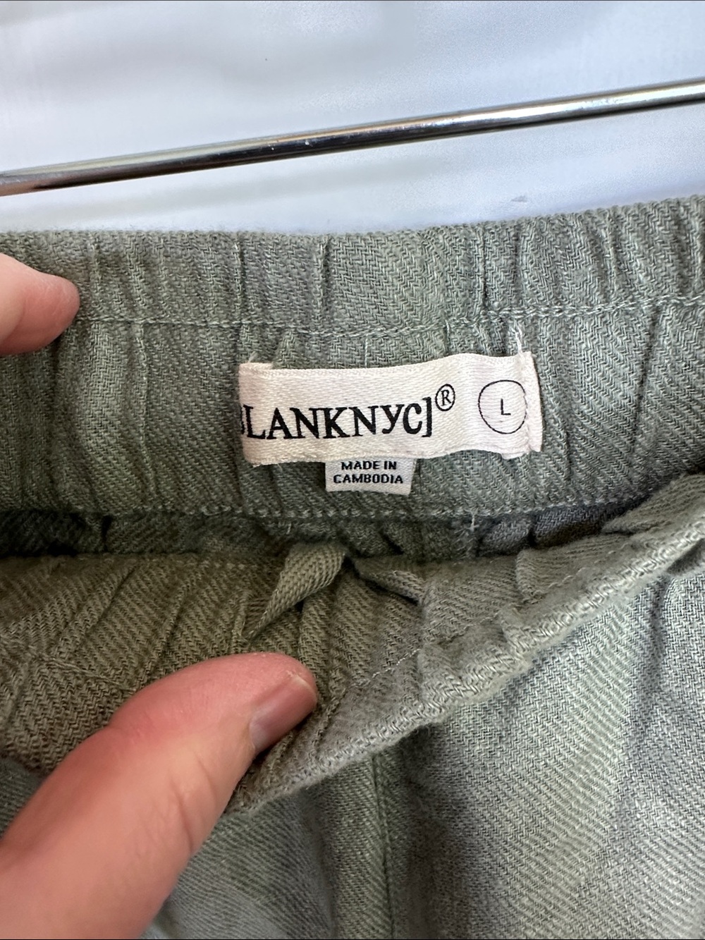 NWOT BlankNYC Relaxed Olive Women’s Linen-Blend Shorts Size Large Green Comfy - Picture 3 of 4